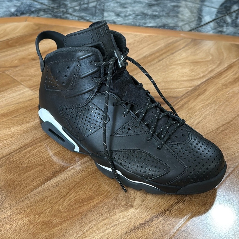 Black cat size 10 Jordan 6's great condition